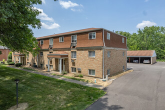 Lake Cable Village Apartments in Canton, OH - Building Photo - Building Photo