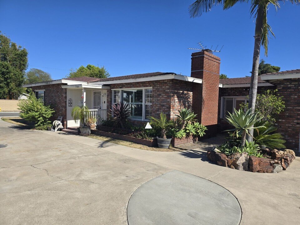 8222 Hazard Ave in Midway City, CA - Building Photo