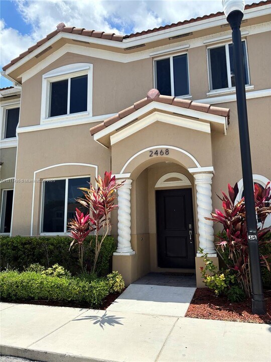 2468 SE 10th St in Homestead, FL - Foto de edificio