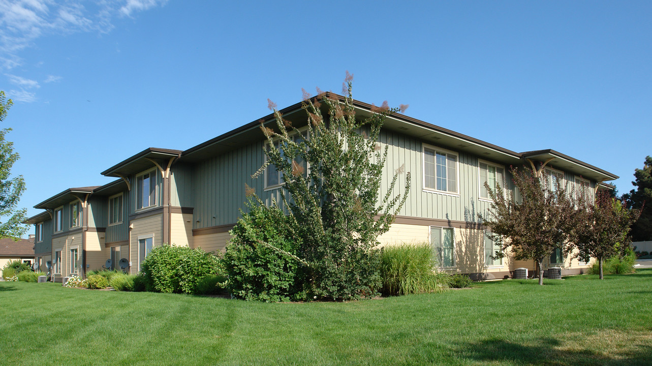 Sisters Villa in Eagle, ID - Building Photo