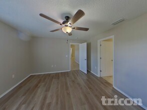 7029 Symmes Rd in Gibsonton, FL - Foto de edificio - Building Photo