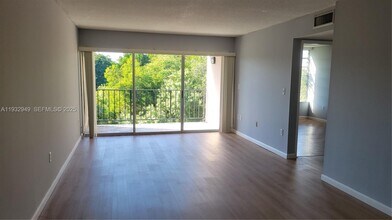 706 NW 87th Ave in Miami, FL - Building Photo - Building Photo