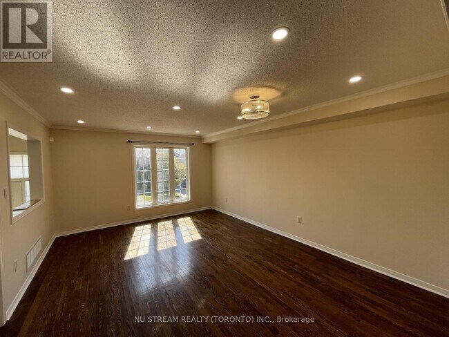 26 Martell Gate in Aurora, ON - Building Photo - Building Photo