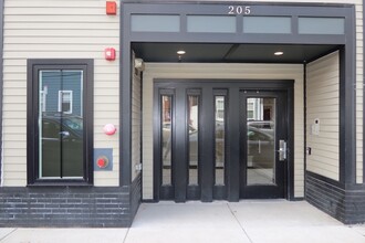 205 W 8th St, Unit 4 in Boston, MA - Foto de edificio - Building Photo