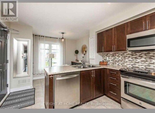 2370 Esprit Dr in Ottawa, ON - Building Photo - Building Photo