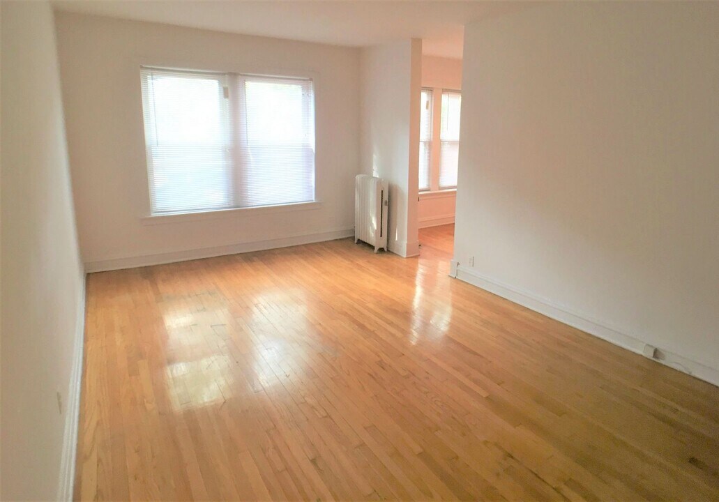 1060 W Cornelia Ave in Chicago, IL - Building Photo