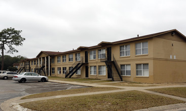 Oakwood Terrace in Pensacola, FL - Building Photo - Building Photo