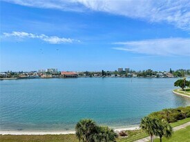 7872 Sailboat Key Blvd S in South Pasadena, FL - Building Photo