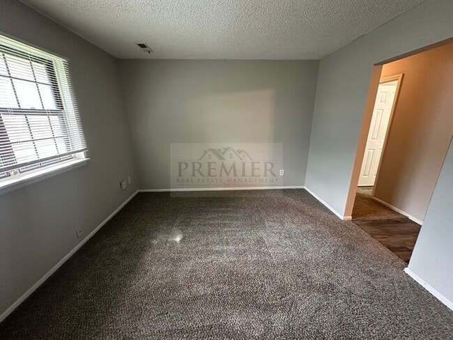 240 W Kump Ave in Bonner Springs, KS - Building Photo - Building Photo