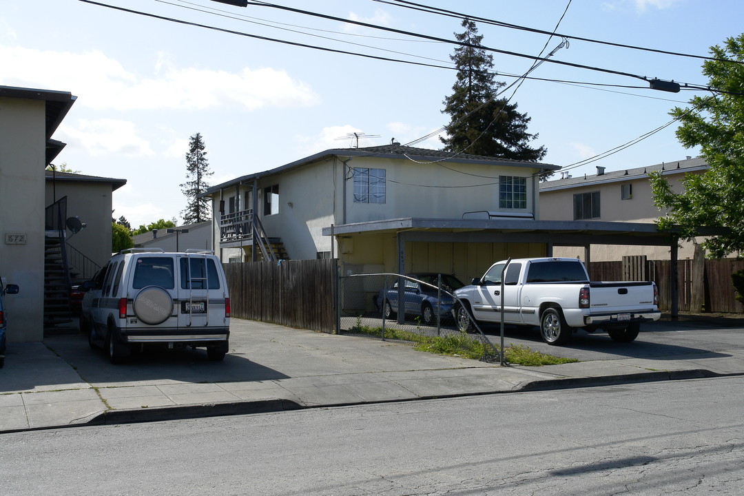 664 Oakside Ave in Redwood City, CA - Building Photo