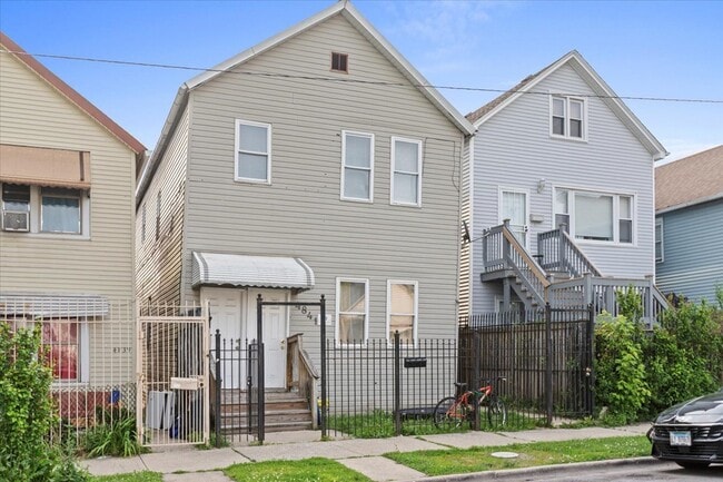 property at 4841 S Loomis Blvd