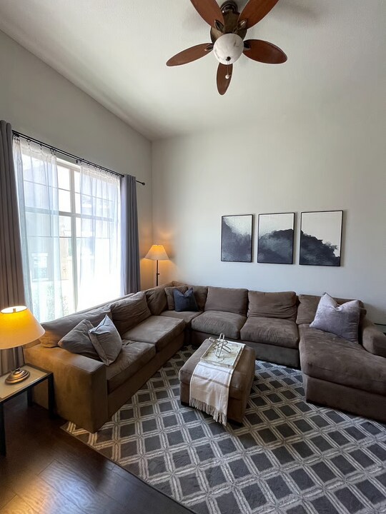 329 Fountain Crossing Ln in Henderson, NV - Foto de edificio