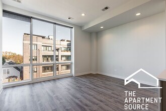 2247 W Lawrence Ave, Unit 402 in Chicago, IL - Foto de edificio - Building Photo