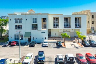 128 S Beach St in Daytona Beach, FL - Foto de edificio - Building Photo