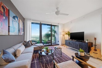 555 NE 8th St, Unit 1006 in Fort Lauderdale, FL - Building Photo - Building Photo
