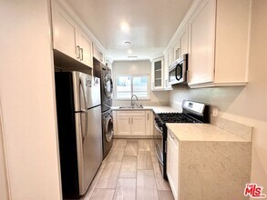 1051 S Sherbourne Dr in Los Angeles, CA - Building Photo - Building Photo