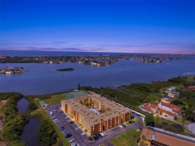 12760 Indian Rocks Rd, Unit 1065 in Largo, FL - Building Photo