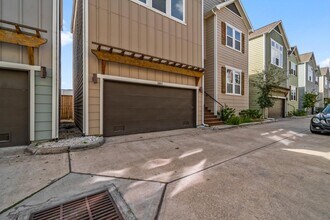 3362 Pinemont Dr in Houston, TX - Building Photo - Building Photo