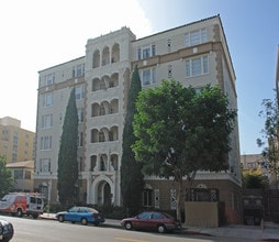 La Leyenda Apartments in Los Angeles, CA - Foto de edificio - Building Photo