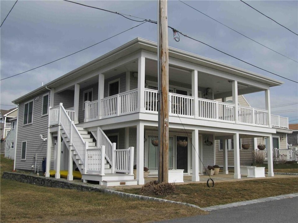 11 Shore Rd in Narragansett, RI - Building Photo