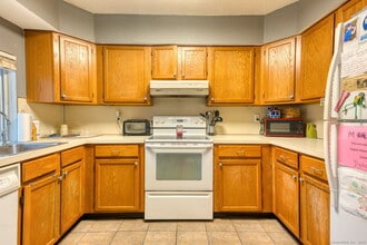 155 Redstone Hl Rd in Bristol, CT - Building Photo - Building Photo
