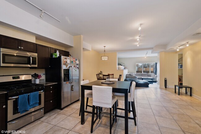 2801 W Ardmore Ave, Unit 1A in Chicago, IL - Foto de edificio - Building Photo