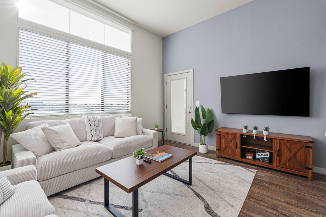 711 W Broadway Rd in Tempe, AZ - Foto de edificio