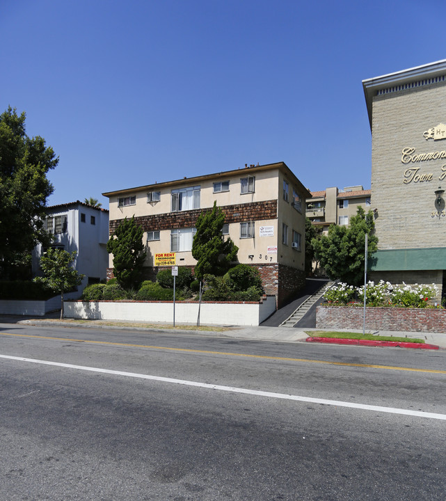 307 S Commonwealth Ave in Los Angeles, CA - Building Photo