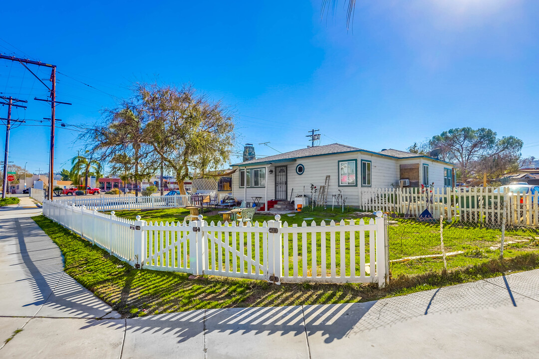 576 Richfield Ave in El Cajon, CA - Building Photo