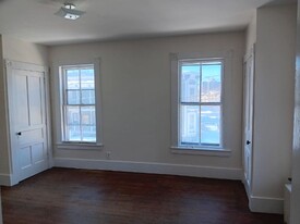 116 N Seminary St, Unit 2-4 Apartamentos