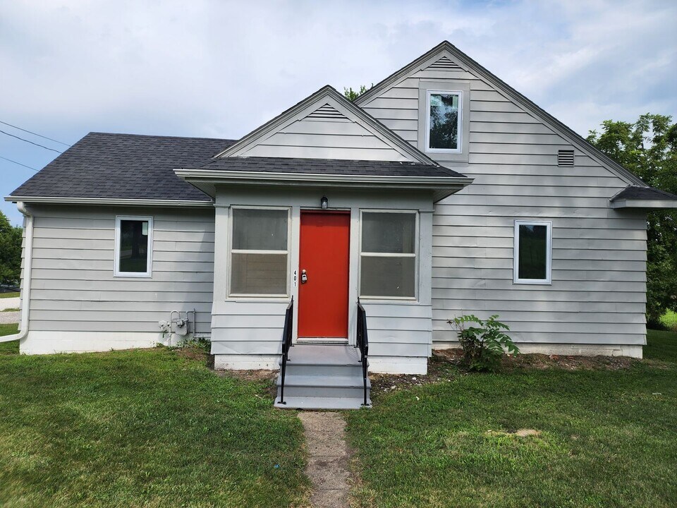 401 S Attica Rd in Knoxville, IA - Building Photo