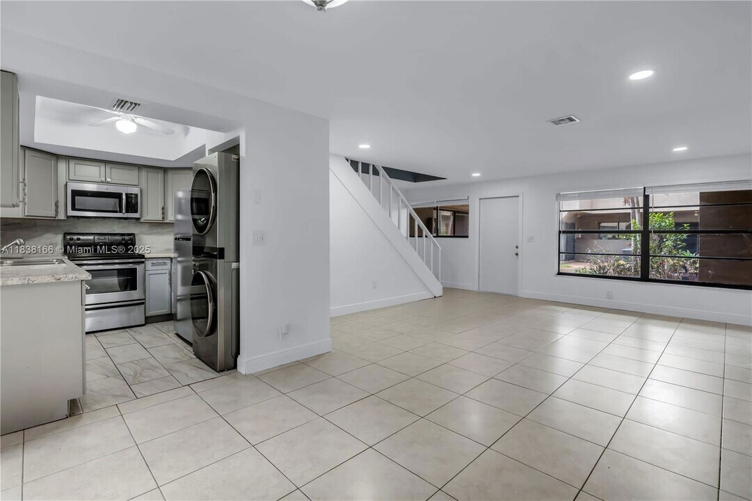 2530 Coral Springs Dr in Coral Springs, FL - Building Photo