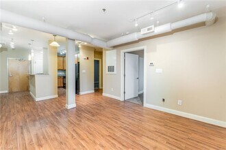 220 W Market St, Unit 307 in Greensboro, NC - Building Photo - Building Photo