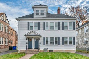 108 Ardmore Rd in West Hartford, CT - Building Photo