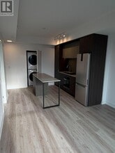 395 Square One Dr in Mississauga, ON - Building Photo - Building Photo