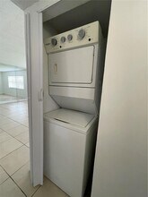 2390 Coral Springs Dr in Coral Springs, FL - Foto de edificio - Building Photo
