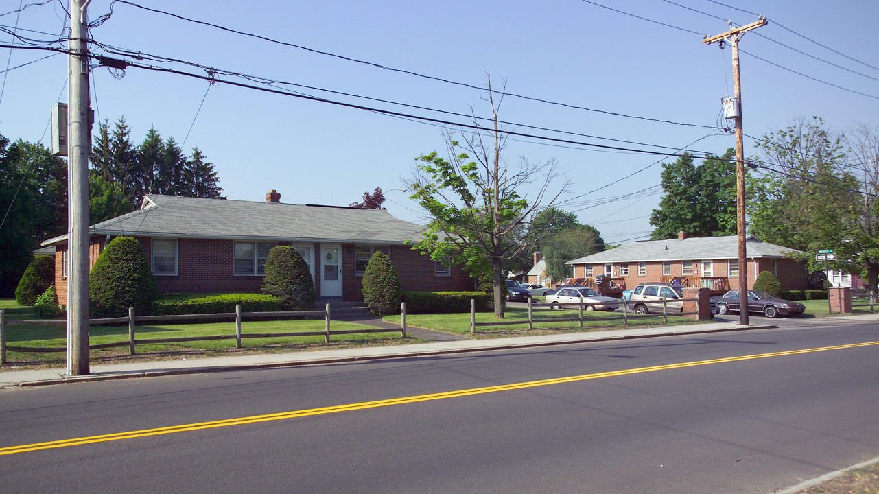 575 Mckinstry Ave in Chicopee, MA - Building Photo