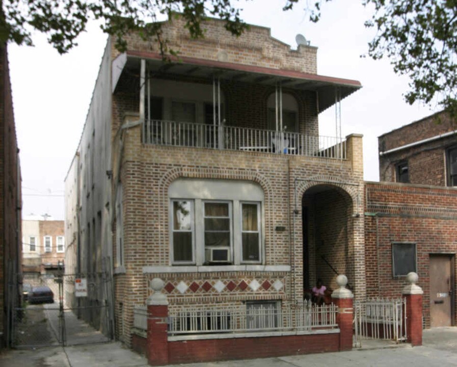 247 E 95th St in Brooklyn, NY - Building Photo