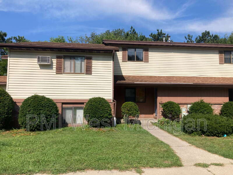 6079 In the Pines Dr SE in Grand Rapids, MI - Building Photo