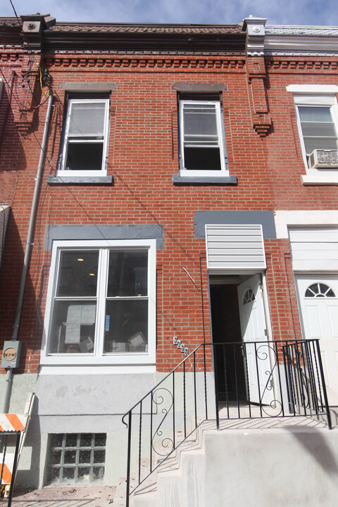 3033 W Colona St in Philadelphia, PA - Building Photo