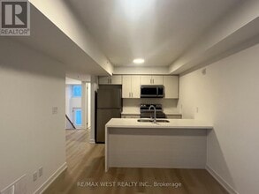 200 Railway Engine House Way in Whitby, ON - Building Photo - Building Photo