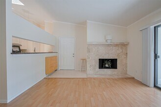 2425 Augusta Dr in Houston, TX - Building Photo - Building Photo