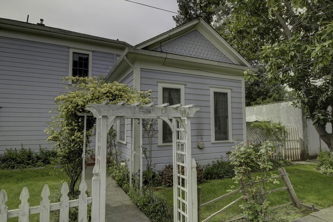 829 Saint Helena Ave in Santa Rosa, CA - Foto de edificio - Building Photo