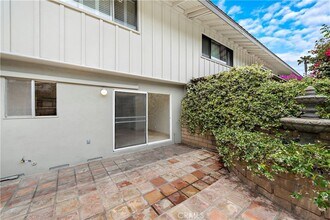 7 Blue Lagoon in Laguna Beach, CA - Foto de edificio - Building Photo