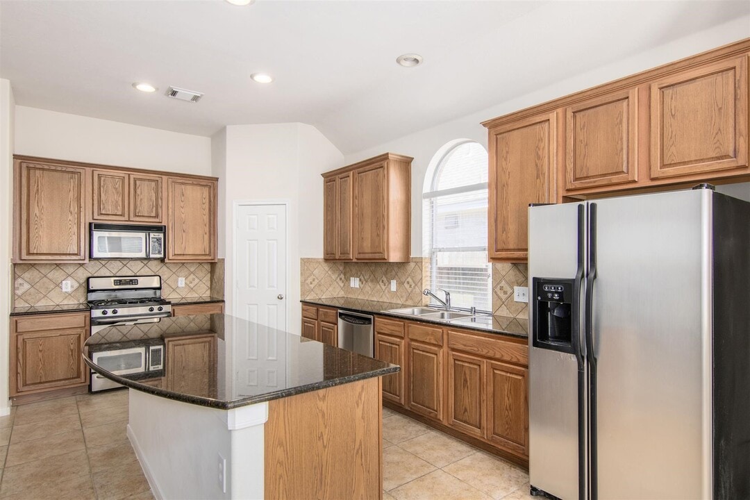 25609 Tiverton Forest Ct in Porter, TX - Building Photo