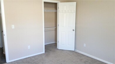 905 SW Loudon Dr in Bentonville, AR - Foto de edificio - Building Photo