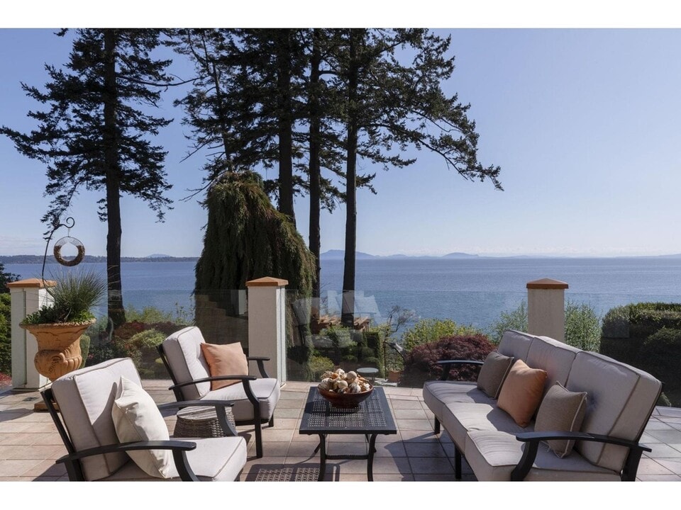 13464 13a Ave in Surrey, BC - Building Photo