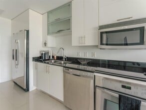 60 SW 13th St, Unit 2211 in Miami, FL - Building Photo - Building Photo