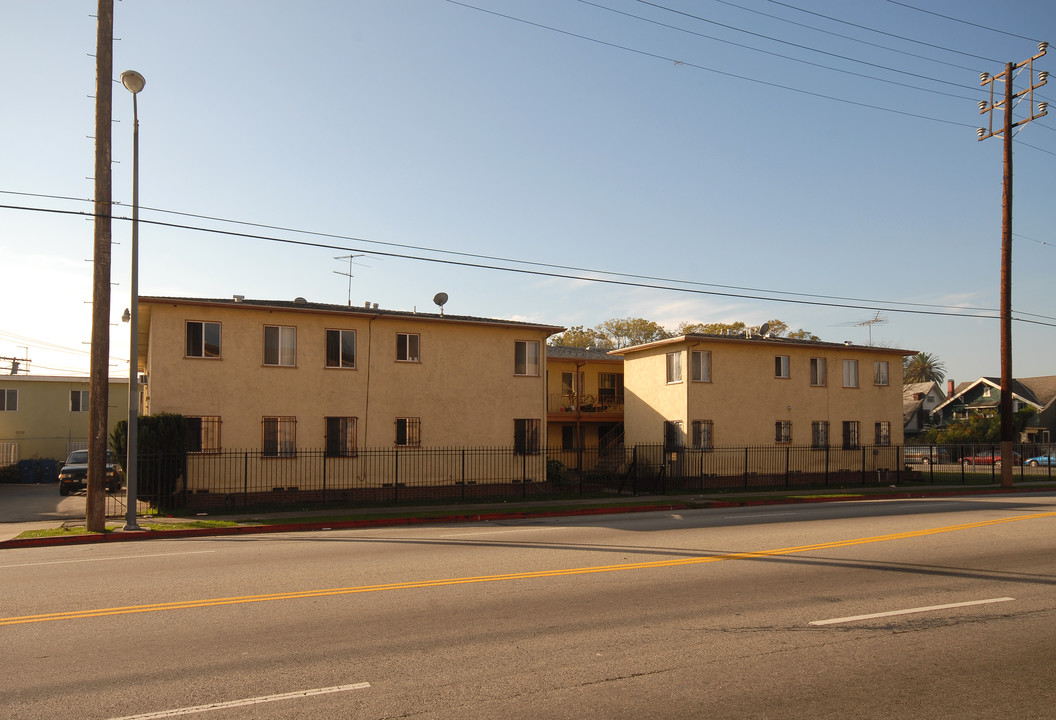 2460 Venice Blvd in Los Angeles, CA - Building Photo