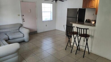 1860 Venice Park Dr in North Miami, FL - Foto de edificio - Building Photo